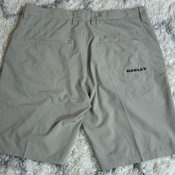 Oakley Tan Flat Front Shorts Casual Style - Picture 6 of 7